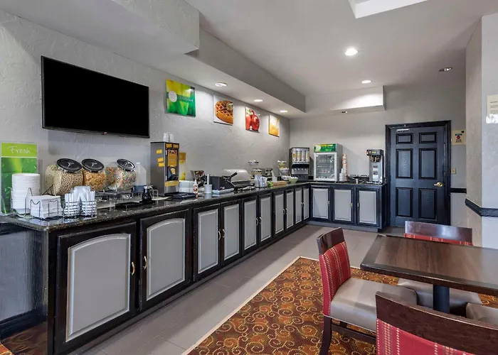Quality Inn & Suites I-35 / Walnut Hill